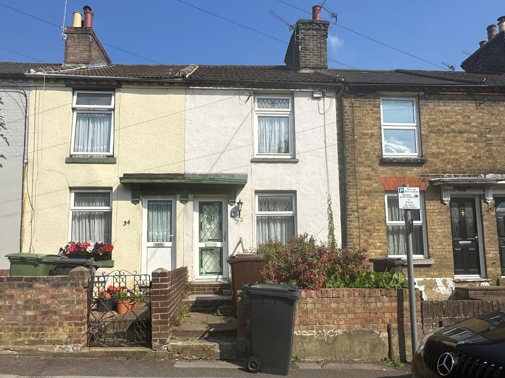 Lot: 116 - MID-TERRACE HOUSE FOR REFURBISHMENT - Mid-terraced house